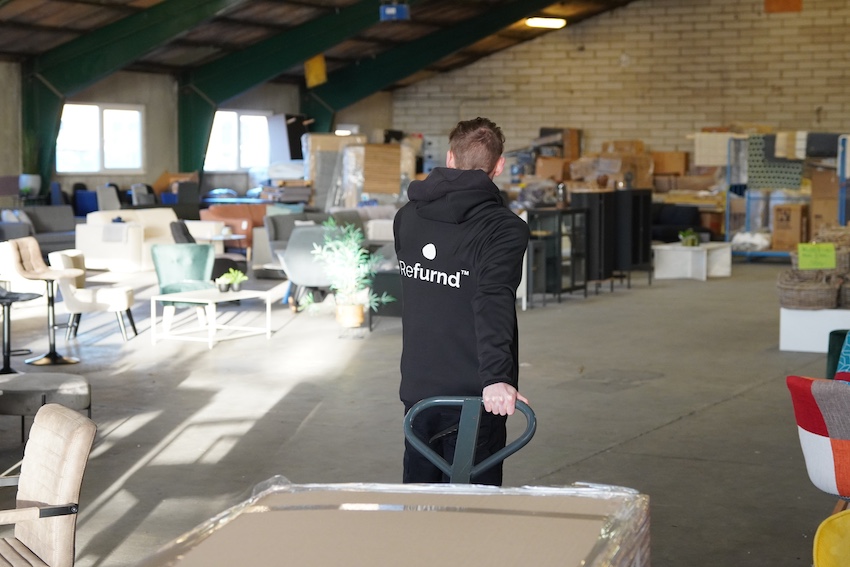 Lagermedarbejder flytter møbler hos Refurnd møbeloutlet i Silkeborg