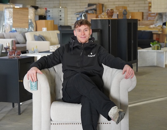 Marc Dyberg personale hos Refurnd møbeloutlet Silkeborg sidder i en sofa til salg